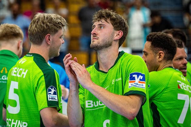 23 05 2026, xovx, Handball Daikin Handball Bundesliga, HSG Wetzlar HC Erlangen The players of HSG Wetzlar celebrate the 29 26 home victory over HC Erlangen V l Tristan Kirschner HSG Wetzlar , Niklas Theiß HSG Wetzlar , Ahmet Nafea HSG Wetzlar Wetzlar Buderus Arena Hessen Germany EN