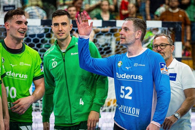 23 05 2026, xovx, Handball Daikin Handball Bundesliga, HSG Wetzlar HC Erlangen The players of HSG Wetzlar celebrate the 29 26 home victory over HC Erlangen V l Josip Simic HSG Wetzlar , Filip Vistorop HSG Wetzlar , Andreas Palicka HSG Wetzlar Wetzlar Buderus Arena Hessen Germany EN