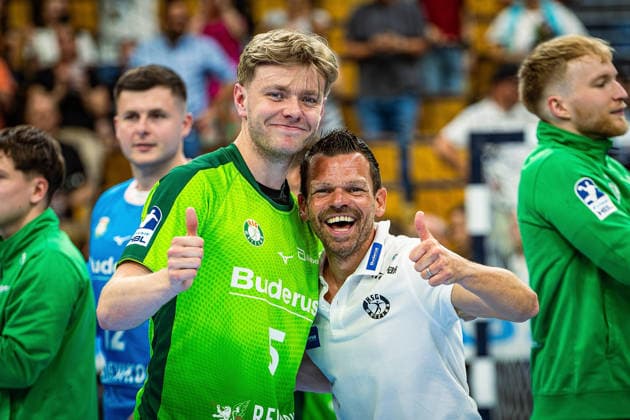23 05 2026, xovx, Handball Daikin Handball Bundesliga, HSG Wetzlar HC Erlangen The players of HSG Wetzlar celebrate the 29 26 home victory over HC Erlangen V l Tristan Kirschner HSG Wetzlar , Athletics coach Matthias Ott HSG Wetzlar Wetzlar Buderus Arena Hessen Germany EN