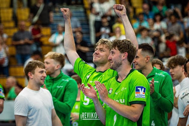 23 05 2026, xovx, Handball Daikin Handball Bundesliga, HSG Wetzlar HC Erlangen The players of HSG Wetzlar celebrate the 29 26 home victory over HC Erlangen V l Tristan Kirschner HSG Wetzlar , Niklas Theiß HSG Wetzlar Wetzlar Buderus Arena Hessen Germany EN