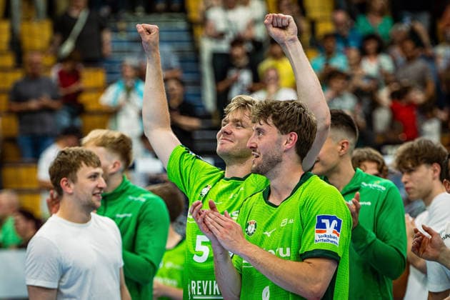 23 05 2026, xovx, Handball Daikin Handball Bundesliga, HSG Wetzlar HC Erlangen The players of HSG Wetzlar celebrate the 29 26 home victory over HC Erlangen V l Tristan Kirschner HSG Wetzlar , Niklas Theiß HSG Wetzlar Wetzlar Buderus Arena Hessen Germany EN