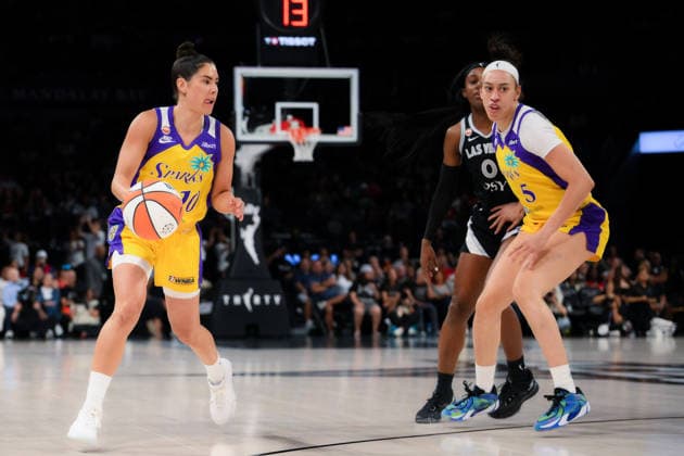 May 23, 2026, Las Vegas, Nevada, USA: KELSEY PLUM 10 of The Los Angels Sparks driving the ball during WNBA, Basketball Damen, USA regular-season game at Michelob ULTRA Arena in Las Vegas. WNBA 2026: Los Angeles Sparks 101-95 Las Vegas Aces  - ZUMAo117 20260523_zsp_o117_021 Copyright: xMikaelxOnax