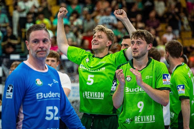 23 05 2026, xovx, Handball Daikin Handball Bundesliga, HSG Wetzlar HC Erlangen The players of HSG Wetzlar celebrate the 29 26 home victory over HC Erlangen V l Andreas Palicka HSG Wetzlar , Tristan Kirschner HSG Wetzlar , Niklas Theiß HSG Wetzlar Wetzlar Buderus Arena Hessen Germany EN
