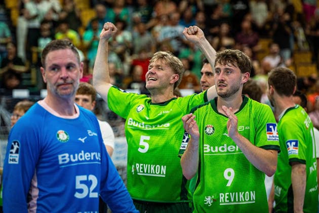 23 05 2026, xovx, Handball Daikin Handball Bundesliga, HSG Wetzlar HC Erlangen The players of HSG Wetzlar celebrate the 29 26 home victory over HC Erlangen V l Andreas Palicka HSG Wetzlar , Tristan Kirschner HSG Wetzlar , Niklas Theiß HSG Wetzlar Wetzlar Buderus Arena Hessen Germany EN