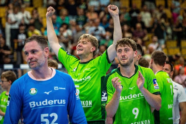 23 05 2026, xovx, Handball Daikin Handball Bundesliga, HSG Wetzlar HC Erlangen The players of HSG Wetzlar celebrate the 29 26 home victory over HC Erlangen V l Andreas Palicka HSG Wetzlar , Tristan Kirschner HSG Wetzlar , Niklas Theiß HSG Wetzlar Wetzlar Buderus Arena Hessen Germany EN