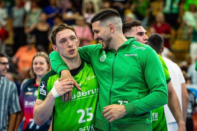 23 05 2026, xovx, Handball Daikin Handball Bundesliga, HSG Wetzlar HC Erlangen The players of HSG Wetzlar celebrate the 29 26 home victory over HC Erlangen V l Justin Müller HSG Wetzlar , Stefan Cavor HSG Wetzlar Wetzlar Buderus Arena Hessen Germany EN