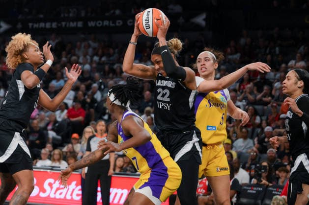 May 24, 2026, Las Vegas, Nevada, USA: A JA WILSON 22 (C) of The Las Vegas Aces holding the ball competes against the Los Angeles sparks during WNBA, Basketball Damen, USA regular-season game at Michelob ULTRA Arena in Las Vegas. Las Vegas USA - ZUMAo117 20260524_zsp_o117_003 Copyright: xMikaelxOnax