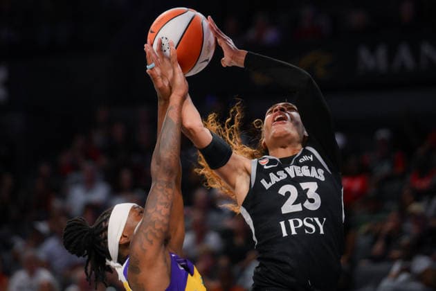 May 23, 2026, Las Vegas, Nevada, USA: CHENNEDY CARTER 23 (R) competes against the los Angeles sparks during WNBA, Basketball Damen, USA regular-season game at Michelob ULTRA Arena in Las Vegas. WNBA 2026: Los Angeles Sparks 101-95 Las Vegas Aces  - ZUMAo117 20260523_zsp_o117_027 Copyright: xMikaelxOnax
