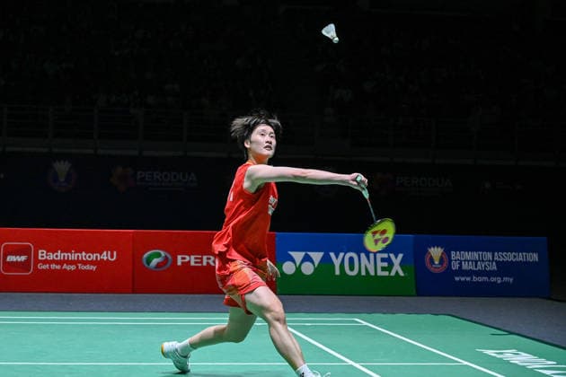 (260524) -- KUALA LUMPUR, May 24, 2026 -- Zhang Yufei hits a return during the women s singles final match between Chen Yufei of China and Ratchanok Intanon of Thailand at 2026 Malaysia Masters badminton tournament in Kuala Lumpur, Malaysia, May 24, 2026. (Photo by Xinhua) (SP)MALAYSIA-KUALA LUMPUR-BADMINTON-MALAYSIA MASTERS-WOMEN S SINGLES ChongxVoonxChung 