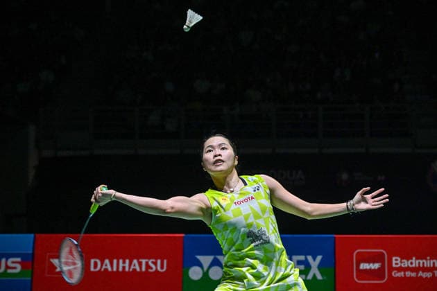 (260524) -- KUALA LUMPUR, May 24, 2026 -- Ratchanok Intanon hits a return during the women s singles final match between Chen Yufei of China and Ratchanok Intanon of Thailand at 2026 Malaysia Masters badminton tournament in Kuala Lumpur, Malaysia, May 24, 2026. (Photo by Xinhua) (SP)MALAYSIA-KUALA LUMPUR-BADMINTON-MALAYSIA MASTERS-WOMEN S SINGLES ChongxVoonxChung 