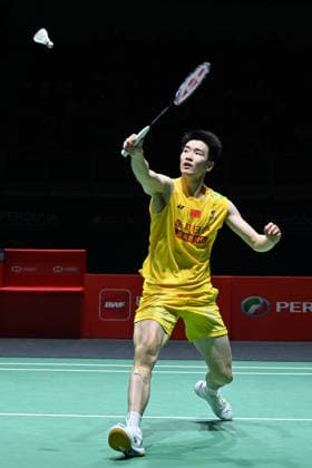 (260524) -- KUALA LUMPUR, May 24, 2026 -- Li Shifeng competes during the men s singles final match between Li Shifeng of China and Panitchaphon Teeraratsakul of Thailand at 2026 Malaysia Masters badminton tournament in Kuala Lumpur, Malaysia, May 24, 2026. (Photo by Xinhua) (SP)MALAYSIA-KUALA LUMPUR-BADMINTON-MALAYSIA MASTERS-MEN S SINGLES ChenxZeguo 