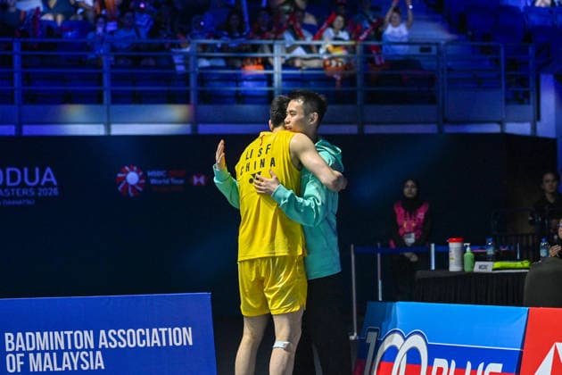 (260524) -- KUALA LUMPUR, May 24, 2026 -- Li Shifeng (L) celebrates with his coach Qiao Bin after wining the men s singles final match between Li Shifeng of China and Panitchaphon Teeraratsakul of Thailand at 2026 Malaysia Masters badminton tournament in Kuala Lumpur, Malaysia, May 24, 2026. (Photo by Xinhua) (SP)MALAYSIA-KUALA LUMPUR-BADMINTON-MALAYSIA MASTERS-MEN S SINGLES ChenxZeguo 