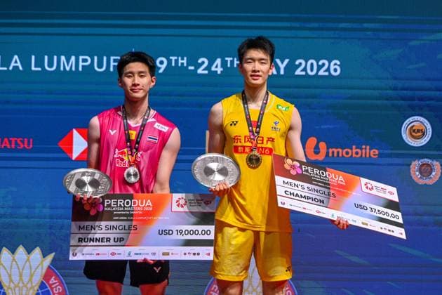 (260524) -- KUALA LUMPUR, May 24, 2026 -- Li Shifeng (R) and Panitchaphon Teeraratsakul pose at the awarding cermeony for the men s singles final match between Li Shifeng of China and Panitchaphon Teeraratsakul of Thailand at 2026 Malaysia Masters badminton tournament in Kuala Lumpur, Malaysia, May 24, 2026. (Photo by Xinhua) (SP)MALAYSIA-KUALA LUMPUR-BADMINTON-MALAYSIA MASTERS-MEN S SINGLES ChenxZeguo 