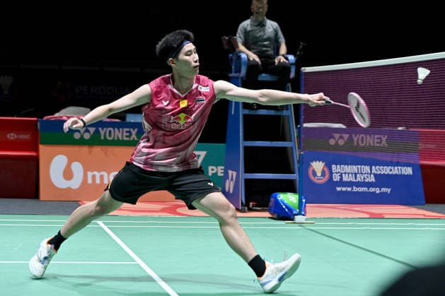 (260524) -- KUALA LUMPUR, May 24, 2026 -- Panitchaphon Teeraratsakul competes during the men s singles final match between Li Shifeng of China and Panitchaphon Teeraratsakul of Thailand at 2026 Malaysia Masters badminton tournament in Kuala Lumpur, Malaysia, May 24, 2026. (Photo by Xinhua) (SP)MALAYSIA-KUALA LUMPUR-BADMINTON-MALAYSIA MASTERS-MEN S SINGLES ChenxZeguo 