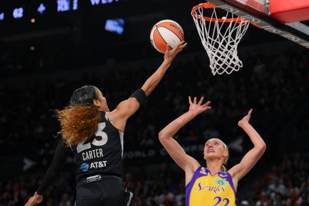 May 23, 2026, Las Vegas, Nevada, USA: CHENNEDY CARTER 23 (L) with a lay up against the los Angeles sparks during WNBA, Basketball Damen, USA regular-season game at Michelob ULTRA Arena in Las Vegas. Las Vegas USA - ZUMAo117 20260523_zsp_o117_028 Copyright: xMikaelxOnax