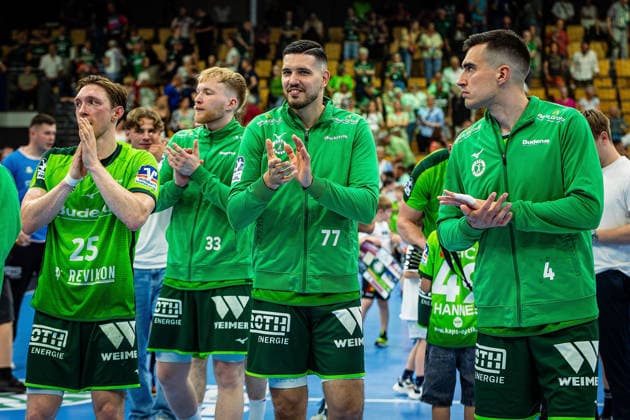 23 05 2026, xovx, Handball Daikin Handball Bundesliga, HSG Wetzlar HC Erlangen The players of HSG Wetzlar celebrate the 29 26 home victory over HC Erlangen V l Justin Müller HSG Wetzlar , Georg Löwen HSG Wetzlar , Stefan Cavor HSG Wetzlar , Filip Vistorop HSG Wetzlar Wetzlar Buderus Arena Hessen Germany EN