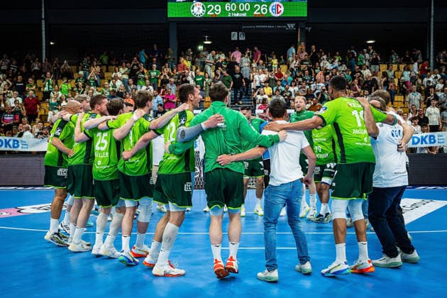 23 05 2026, xovx, Handball Daikin Handball Bundesliga, HSG Wetzlar HC Erlangen The players of HSG Wetzlar celebrate the 29 26 home victory over HC Erlangen Wetzlar Buderus Arena Hessen Germany EN