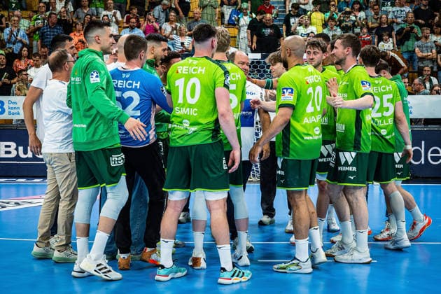 23 05 2026, xovx, Handball Daikin Handball Bundesliga, HSG Wetzlar HC Erlangen The players of HSG Wetzlar celebrate the 29 26 home victory over HC Erlangen Wetzlar Buderus Arena Hessen Germany EN