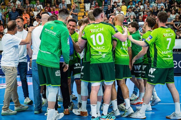 23 05 2026, xovx, Handball Daikin Handball Bundesliga, HSG Wetzlar HC Erlangen The players of HSG Wetzlar celebrate the 29 26 home victory over HC Erlangen Wetzlar Buderus Arena Hessen Germany EN