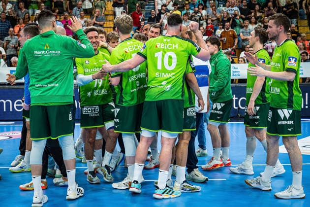23 05 2026, xovx, Handball Daikin Handball Bundesliga, HSG Wetzlar HC Erlangen The players of HSG Wetzlar celebrate the 29 26 home victory over HC Erlangen Wetzlar Buderus Arena Hessen Germany EN