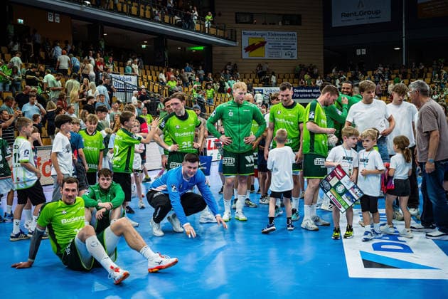 23 05 2026, xovx, Handball Daikin Handball Bundesliga, HSG Wetzlar HC Erlangen The players of HSG Wetzlar celebrate the 29 26 home victory over HC Erlangen Wetzlar Buderus Arena Hessen Germany EN