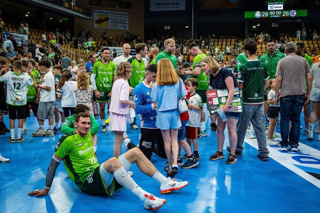 23 05 2026, xovx, Handball Daikin Handball Bundesliga, HSG Wetzlar HC Erlangen The players of HSG Wetzlar celebrate the 29 26 home victory over HC Erlangen Wetzlar Buderus Arena Hessen Germany EN