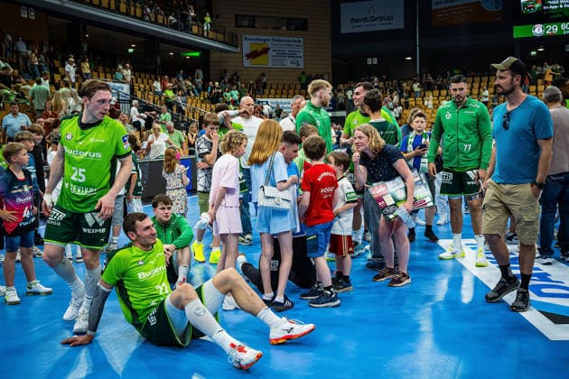 23 05 2026, xovx, Handball Daikin Handball Bundesliga, HSG Wetzlar HC Erlangen The players of HSG Wetzlar celebrate the 29 26 home victory over HC Erlangen Wetzlar Buderus Arena Hessen Germany EN