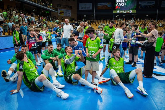 23 05 2026, xovx, Handball Daikin Handball Bundesliga, HSG Wetzlar HC Erlangen The players of HSG Wetzlar celebrate the 29 26 home victory over HC Erlangen Wetzlar Buderus Arena Hessen Germany EN