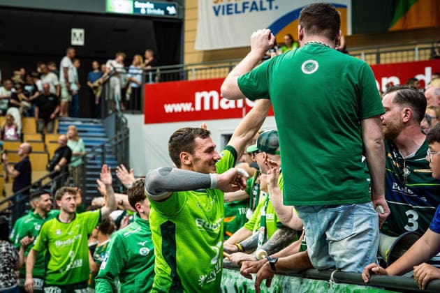 23 05 2026, xovx, Handball Daikin Handball Bundesliga, HSG Wetzlar HC Erlangen The players of HSG Wetzlar celebrate together with their fans the 29 26 home victory over HC Erlangen In front Jona Schoch HSG Wetzlar Wetzlar Buderus Arena Hessen Germany EN