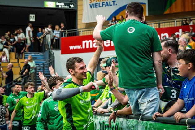23 05 2026, xovx, Handball Daikin Handball Bundesliga, HSG Wetzlar HC Erlangen The players of HSG Wetzlar celebrate together with their fans the 29 26 home victory over HC Erlangen V l Josip Simic HSG Wetzlar , Stefan Cavor HSG Wetzlar , Niklas Theiß HSG Wetzlar , Phil Spandau HSG Wetzlar , Jona Schoch HSG Wetzlar Wetzlar Buderus Arena Hessen Germany EN