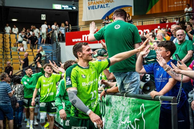 23 05 2026, xovx, Handball Daikin Handball Bundesliga, HSG Wetzlar HC Erlangen The players of HSG Wetzlar celebrate together with their fans the 29 26 home victory over HC Erlangen V l Stefan Cavor HSG Wetzlar , Niklas Theiß HSG Wetzlar , Phil Spandau HSG Wetzlar , Jona Schoch HSG Wetzlar Wetzlar Buderus Arena Hessen Germany EN
