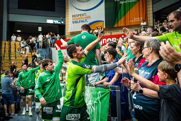 23 05 2026, xovx, Handball Daikin Handball Bundesliga, HSG Wetzlar HC Erlangen The players of HSG Wetzlar celebrate together with their fans the 29 26 home victory over HC Erlangen V l Stefan Cavor HSG Wetzlar , Niklas Theiß HSG Wetzlar , Phil Spandau HSG Wetzlar , Jona Schoch HSG Wetzlar Wetzlar Buderus Arena Hessen Germany EN
