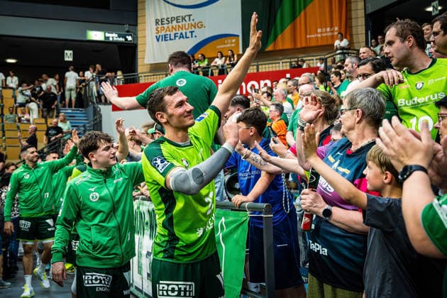 23 05 2026, xovx, Handball Daikin Handball Bundesliga, HSG Wetzlar HC Erlangen The players of HSG Wetzlar celebrate together with their fans the 29 26 home victory over HC Erlangen V l Stefan Cavor HSG Wetzlar , Phil Spandau HSG Wetzlar , Jona Schoch HSG Wetzlar Wetzlar Buderus Arena Hessen Germany EN
