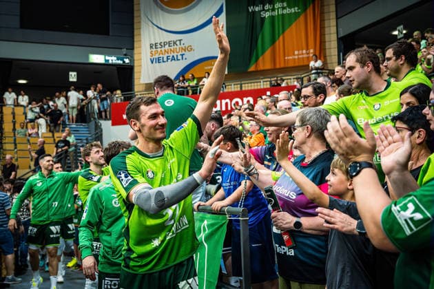 23 05 2026, xovx, Handball Daikin Handball Bundesliga, HSG Wetzlar HC Erlangen The players of HSG Wetzlar celebrate together with their fans the 29 26 home victory over HC Erlangen V l Stefan Cavor HSG Wetzlar , Niklas Theiß HSG Wetzlar , Phil Spandau HSG Wetzlar , Jona Schoch HSG Wetzlar Wetzlar Buderus Arena Hessen Germany EN