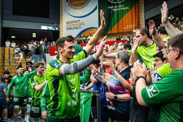 23 05 2026, xovx, Handball Daikin Handball Bundesliga, HSG Wetzlar HC Erlangen The players of HSG Wetzlar celebrate together with their fans the 29 26 home victory over HC Erlangen V l Stefan Cavor HSG Wetzlar , Niklas Theiß HSG Wetzlar , Phil Spandau HSG Wetzlar , Jona Schoch HSG Wetzlar Wetzlar Buderus Arena Hessen Germany EN