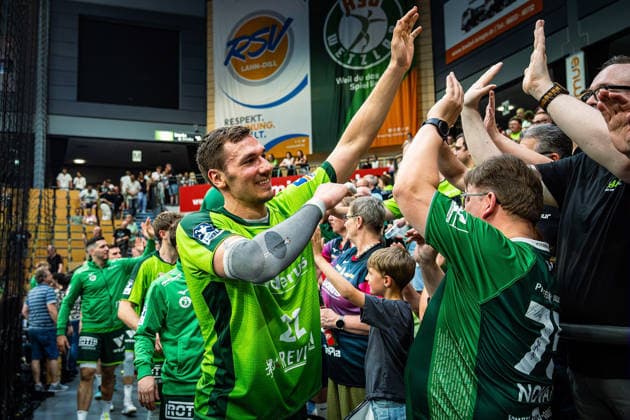 23 05 2026, xovx, Handball Daikin Handball Bundesliga, HSG Wetzlar HC Erlangen The players of HSG Wetzlar celebrate together with their fans the 29 26 home victory over HC Erlangen V l Stefan Cavor HSG Wetzlar , Niklas Theiß HSG Wetzlar , Phil Spandau HSG Wetzlar , Jona Schoch HSG Wetzlar Wetzlar Buderus Arena Hessen Germany EN