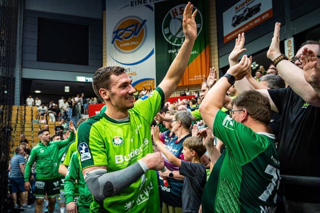 23 05 2026, xovx, Handball Daikin Handball Bundesliga, HSG Wetzlar HC Erlangen The players of HSG Wetzlar celebrate together with their fans the 29 26 home victory over HC Erlangen V l Stefan Cavor HSG Wetzlar , Niklas Theiß HSG Wetzlar , Phil Spandau HSG Wetzlar , Jona Schoch HSG Wetzlar Wetzlar Buderus Arena Hessen Germany EN