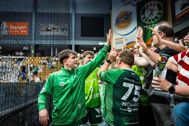 23 05 2026, xovx, Handball Daikin Handball Bundesliga, HSG Wetzlar HC Erlangen The players of HSG Wetzlar celebrate together with their fans the 29 26 home victory over HC Erlangen V l Phil Spandau HSG Wetzlar , Niklas Theiß HSG Wetzlar Wetzlar Buderus Arena Hessen Germany EN