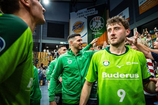 23 05 2026, xovx, Handball Daikin Handball Bundesliga, HSG Wetzlar HC Erlangen The players of HSG Wetzlar celebrate together with their fans the 29 26 home victory over HC Erlangen V l Jona Schoch HSG Wetzlar , Filip Vistorop HSG Wetzlar , Stefan Cavor HSG Wetzlar , Niklas Theiß HSG Wetzlar Wetzlar Buderus Arena Hessen Germany EN