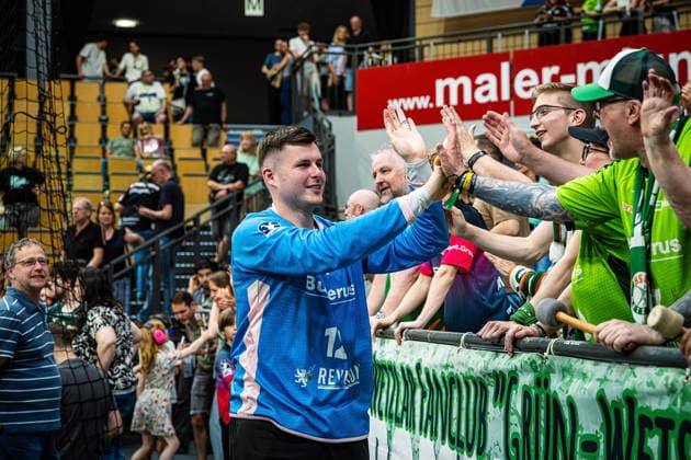 23 05 2026, xovx, Handball Daikin Handball Bundesliga, HSG Wetzlar HC Erlangen The players of HSG Wetzlar celebrate together with their fans the 29 26 home victory over HC Erlangen In front Anadin Suljakovic HSG Wetzlar Wetzlar Buderus Arena Hessen Germany EN