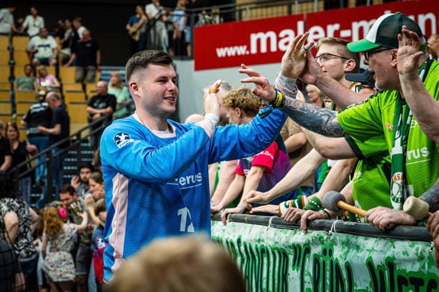 23 05 2026, xovx, Handball Daikin Handball Bundesliga, HSG Wetzlar HC Erlangen The players of HSG Wetzlar celebrate together with their fans the 29 26 home victory over HC Erlangen In front Anadin Suljakovic HSG Wetzlar Wetzlar Buderus Arena Hessen Germany EN