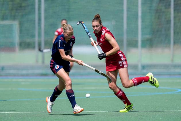 v li Linda Bens MHC, 24 , Felicia Wiedermann KTHC, 30 , duel, duel, tackle, tackling, dynamics, action, action, 24 05 2026, Mannheim Germany , Hockey, German Championship, Quarterfinals, Women, Mannheimer HC Rot Weiss Köln xozx