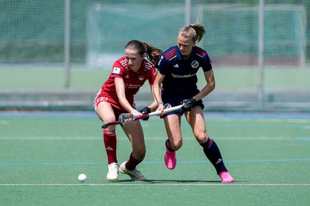 v li Luisa Zuther KTHC, 15 , Verena Neumann MHC, 19 , duel, duel, tackle, tackling, dynamics, action, action, 24 05 2026, Mannheim Germany , Hockey, German Championship, Quarterfinals, Women, Mannheimer HC Rot Weiss Köln xozx