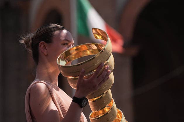Miss with Trophy Senza Fine during Stage 15 of the Giro d™Italia, from Voghera to Milano, Italy, Sunday, May 24, 2026.  Copyright: xMarcoxAlpozzi LaPressex