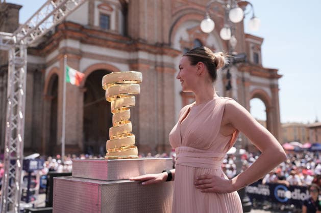 Miss with Trophy Senza Fine during Stage 15 of the Giro d™Italia, from Voghera to Milano, Italy, Sunday, May 24, 2026.  Copyright: xMassimoxPaolone LaPressex
