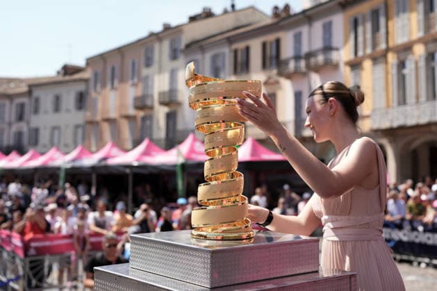 Miss with Trophy Senza Fine during Stage 15 of the Giro d™Italia, from Voghera to Milano, Italy, Sunday, May 24, 2026.  Copyright: xMassimoxPaolone LaPressex