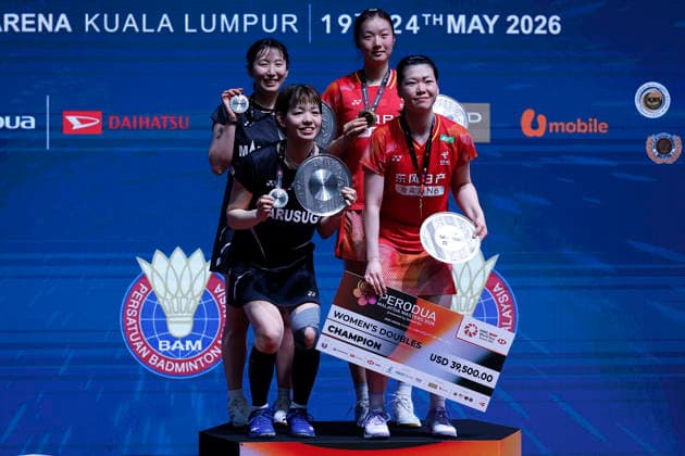 Perodua Malaysia Masters 2026 in Kuala Lumpur - 24 May 2026 Luo Xu Min and Chen Fan Shu Tian of China (R) and Sayaka Hirota and Ayako Sakuramoto of Japan (L) pose with their medals on the podium at the medal ceremony after winning the Women s Doubles final during the Perodua Malaysia Masters 2026 at Unifi Arena. Luo Xu Min and Chen Fan Shu Tian won with scores; 21 25 : 16 23 Kuala Lumpur Malaysia Copyright: xWongxFokxLoyx xSOPAxImagesx 20260524_PDM_3456 copy