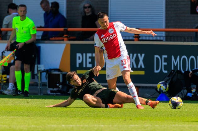 2026-05-24 AFC Ajax v FC Utrecht - Dutch Eredivisie Play-Offs VOLENDAM, NETHERLANDS - MAY 24: Souffian El Karouani of FC Utrecht, Steven Berghuis of Ajax during the Dutch Eredivisie Play-Offs match between AFC Ajax and FC Utrecht at Kras Stadion on May 24, 2026 in Volendam, Netherlands. Volendam Kras Stadion Netherlands Content not available for redistribution in The Netherlands directly or indirectly through any third parties. Copyright: xMarcelxvanxPlateringenx