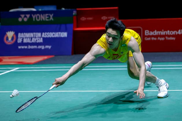 May 24, 2026, Kuala Lumpur, Malaysia: Li Shi Feng of China plays against Panitchaphon Teeraratsakul of Thailand (not in view) in the Men s Singles Final during the Perodua Malaysia Masters 2026 at Unifi Arena. Li Shi Feng won with scores; 21 21 : 16 17 Kuala Lumpur Malaysia - ZUMAs197 20260524_aaa_s197_003 Copyright: xWongxFokxLoyx