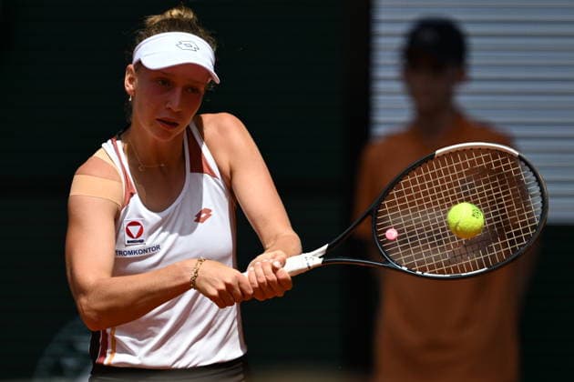 French Open (Roland Garros) - Day 1 PARIS, FRANCE - MAY 24: Sinja Kraus of Austria in action against Belinda Bencic of Switzerland (not seen) during a first-round women’s singles match on the first day of the French Open (Roland Garros) in Paris, France on May 24, 2026. Burak Akbulut Anadolu Paris France. Editorial use only. Please get in touch for any other usage.  Copyright: x2026xAnadoluxBurakxAkbulutx